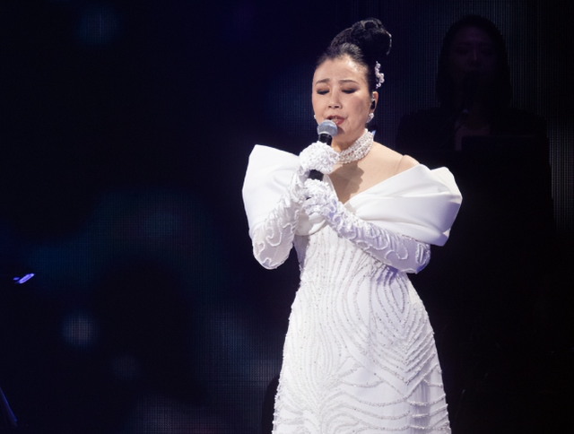 78岁连路都走不稳还开演唱会，全网骂声一片，她却扬言回馈粉丝