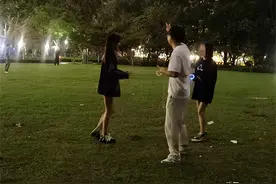 青年发现｜线下“躲猫猫”风靡申城，有人爬树有人摔肿，律师：活动本身存在一定风险图片