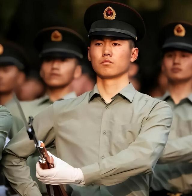 九三阅兵刚结束，最帅升旗手张自轩被骂惨了！如今他后悔了吗？