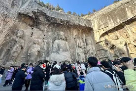 伊洛河畔游龙门石窟，看武则天真容，没想到佛像也有搞怪的剪刀手图片