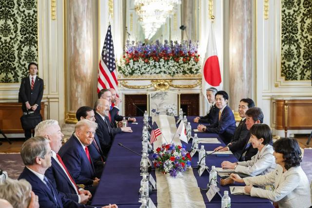特朗普与高市早苗会晤，两人合影笑容满面，高市有意送其安倍球杆