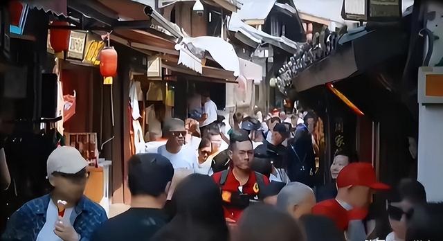 人山人海只看不买，年轻人报复性白嫖，景区赚不到钱了？