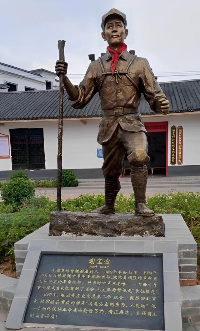 老人在北京军博摸文物被制止，他却语出惊人：我背它走完的长征