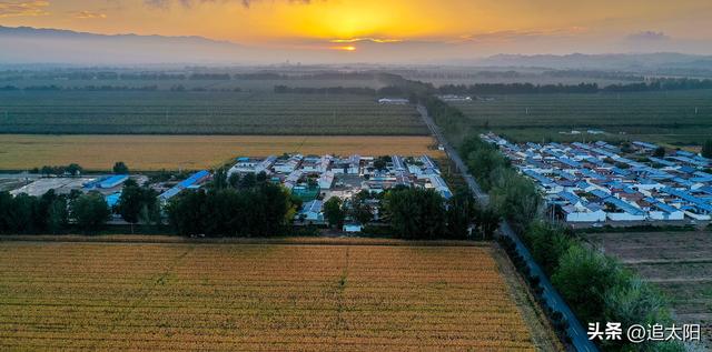 秋日夕阳映景泰 田野金黄赛油画