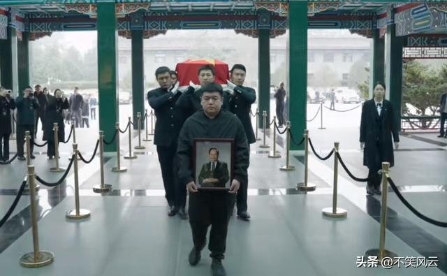 杨振宁葬礼现场盖国旗，多位大佬现身，捧遗像的年轻人身份引猜测