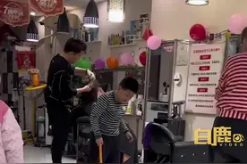 9岁男孩主动帮理发店主清扫头发 孩子爸爸：感觉孩子很棒很懂事图片