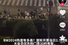 憋不住了！上海漫展男子排队上厕所遭保安拒绝！导致当众拉稀图片
