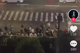 憋不住了！上海漫展男子排队上厕所遭保安拒绝！导致当众拉稀图片
