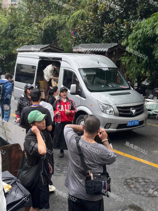 刘晓庆70的年纪18的打扮宁静矮黑胖，夕阳红老年团硬夸成一路繁花