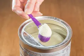 上海一女子上班冲奶粉被烫伤 人社局判定为工伤 公司不服上诉二审被驳回 律师：这就是工伤！图片