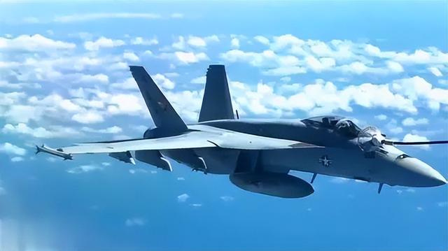 特朗普终于迈出这一步，F18“破门而入”，委内瑞拉还能撑多久？