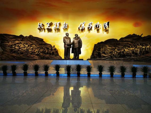 登上“丹东舰”勾起当兵回忆，参观“纪念馆”崇敬烈士英雄。