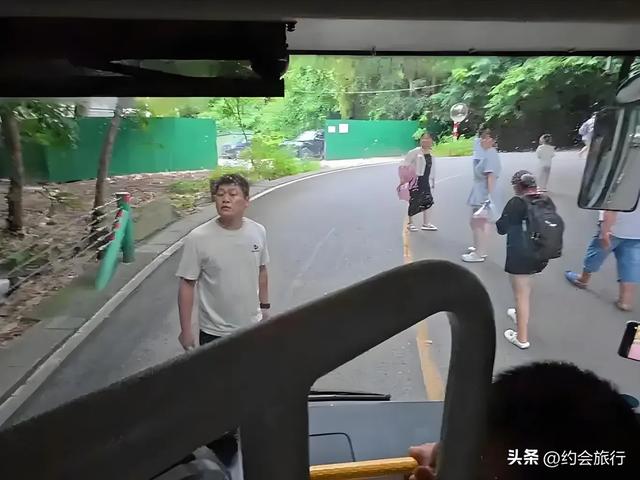 光摆渡车就要50元，不买看不了瀑布？游客：黄果树瀑布吃相太难看