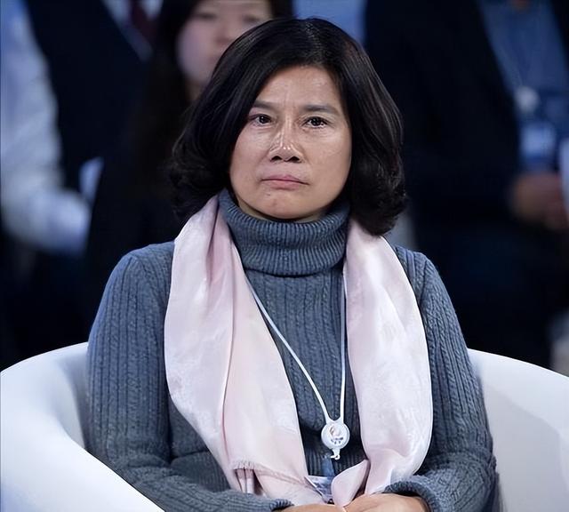 董明珠逛成都太古里，穿粉装大笑毫无架子，70多岁仍在拼事业