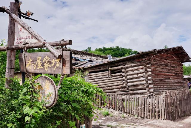 长白山有一座锦江木屋村，已有300多年，遗世独立又充满烟火气息
