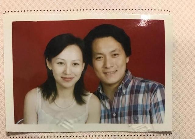 她19岁与导演私奔，在地下室裸婚连生3胎，今被丈夫用9部剧捧红
