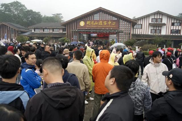 明月山迎三千人旅行团，秋季旅游市场人气火爆！