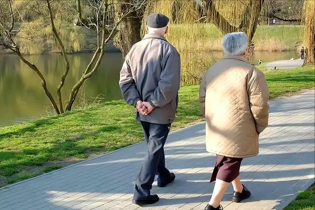 散步半个小时错了？医生建议：过了60岁，散步要尽量做到这5点