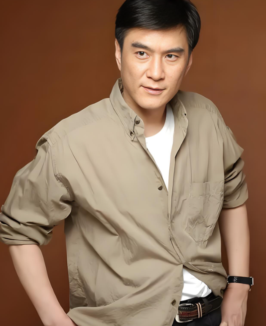 知名演员李强：演完“西门庆”没女孩敢靠近，52岁才当爹终得圆满