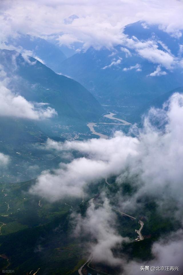 雅康高速已通，加上川藏高速、铁路，二郎山就不再是障碍了