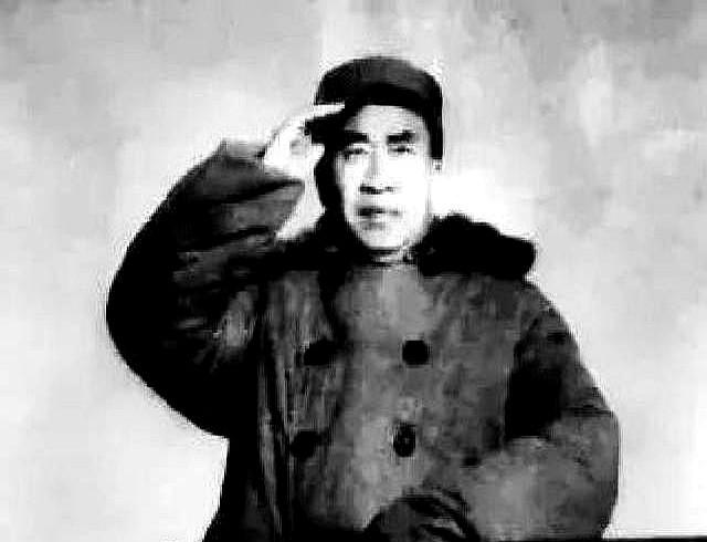 军中有个习惯，只要朱老总一现身，无论元帅、将军必起身站立迎接