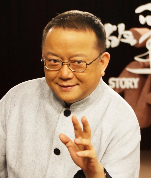 事实证明，被传卖掉上亿豪宅移民美国的王刚，已经走上另一条大道