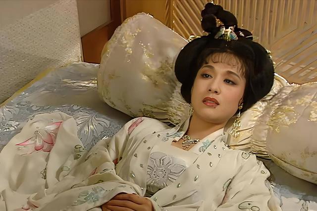 她长得太美被导演据为己有，同居27年无名无分，年仅63岁不治身亡