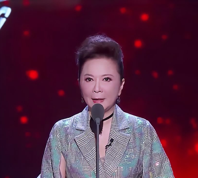 钱再多有什么用，64岁身价千万的蔡明，还是要为39岁儿子操碎了心