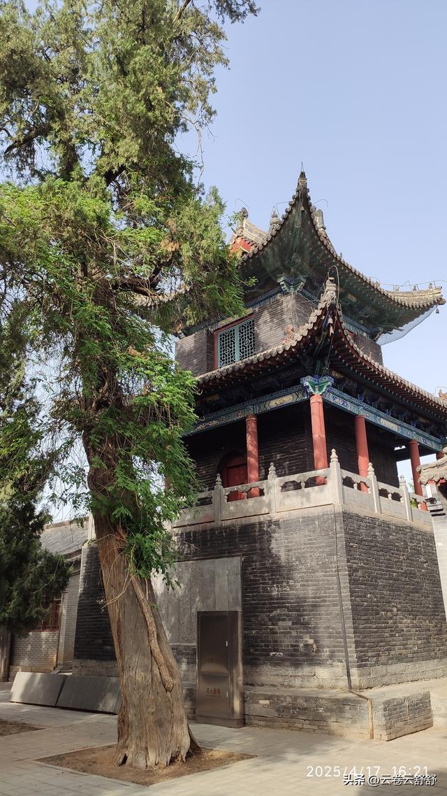 孔林关林松，揖向轩辕柏