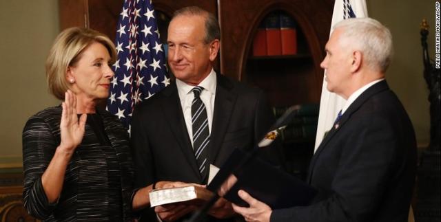 决裂至死？美前副总统离世，特朗普无动于衷，白宫降半旗敷衍了事