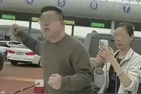 奔驰车主插队砸车骂人 后续来了：行拘10天！ 恶人还需“法”来磨图片