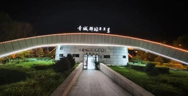 沪上阿姨青城驿站拍出“大片”，网友：这什么情况？