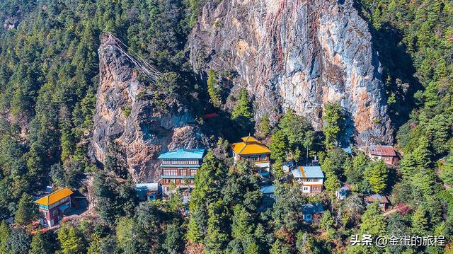 雪岭之下静土，在澜沧江峡谷之上，与梅里雪山对望的崩贡寺