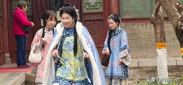 汉服古韵迎佳节 别样三八绽芳华——万荣李家大院妇女节人气火爆