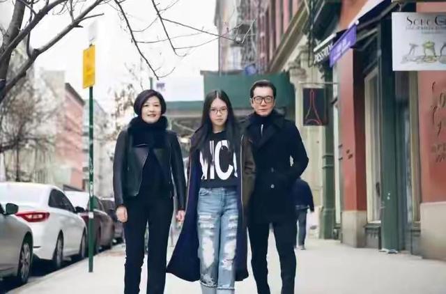 恭喜！李咏女儿官宣恋情！23岁法图麦晒和男友合影，两人有夫妻相