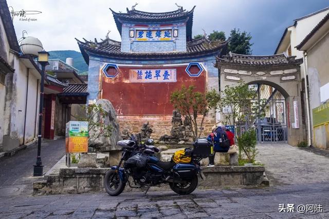 苍山南麓有条青石板路很有味道，中间的龙尾关是南诏军事要塞