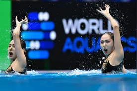 王柳懿/王芊懿夺得游泳世锦赛花样游泳女子双人自由自选冠军图片