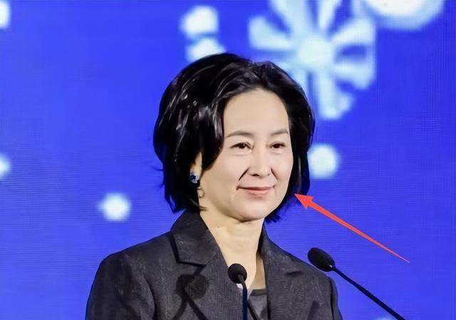 何超琼现身经济论坛，皮松肉垮不敢认，郭晶晶富态霍启刚好娇羞