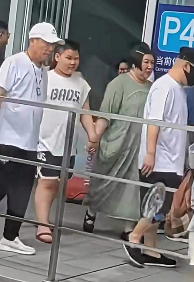 郭德纲一家现身上海，王惠目测有200斤，10岁郭汾阳面部表情怪异