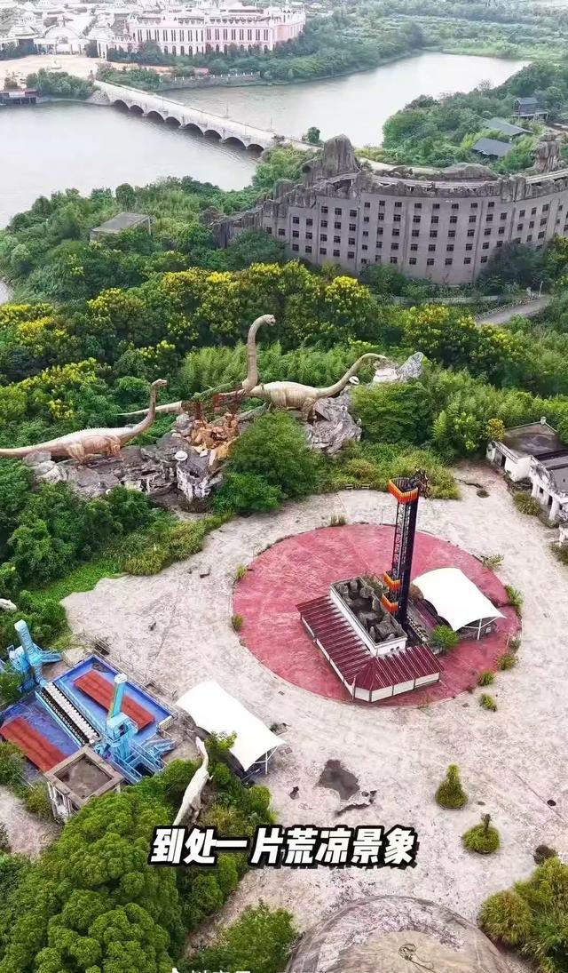 江西有一处梦幻乐园处于荒废状态,运营设备锈迹斑斑周围杂草丛生