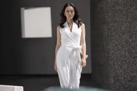 积极赚奶粉钱！TVB小花挺孕肚与老公拍广告，曝预产期还有一个月图片