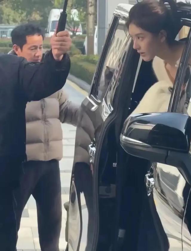和爸爸长得一模一样，不知道那些说她整容的怎么想的 ​