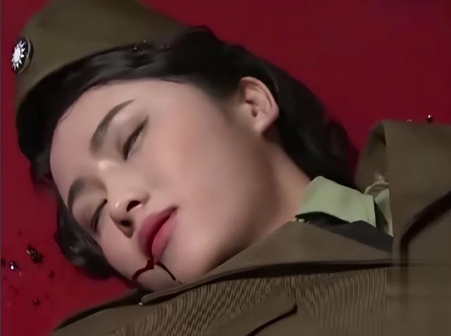 1949年老蒋派人暗杀傅作义，结果女特务莫名死在床上，这是为何？