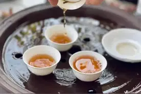 喝茶对心脏不好？忠告：就算铁打的心脏，这2种茶还是要尽量少喝图片