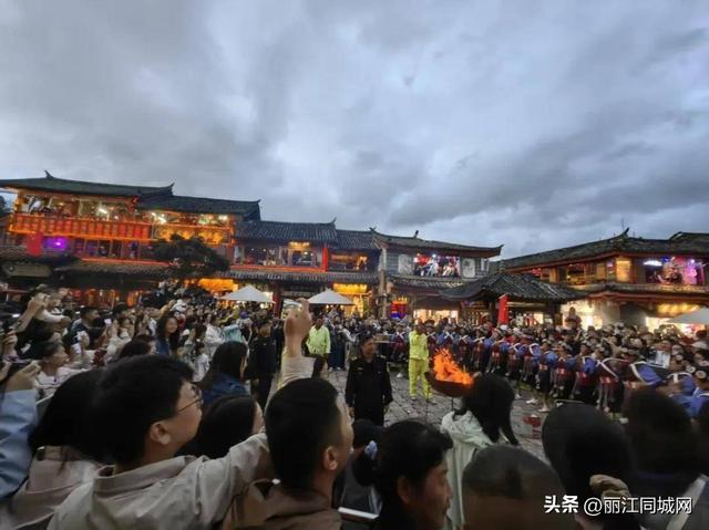 双节同庆乐游丽江古城 八方游客沉醉诗与远方