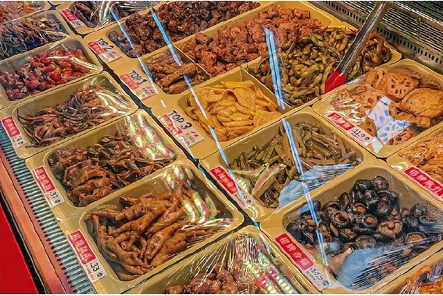 卤味巨头难熬！绝味闭店5000，周黑鸭年关785家，鸭脖啃不起了？