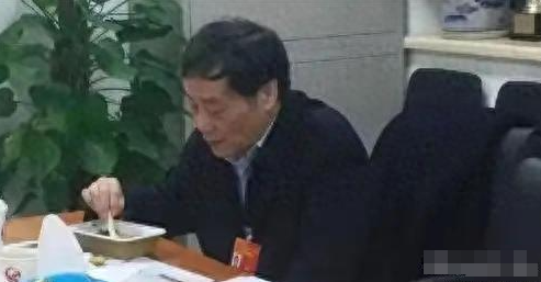 杜建英消失、私生子申请DNA比对、员工爆猛料，都是宗馥莉的复仇