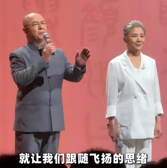 66岁“唐僧”徐少华，大肚腩撑紧西装，和“大脚娘”迟蓬梦幻同框
