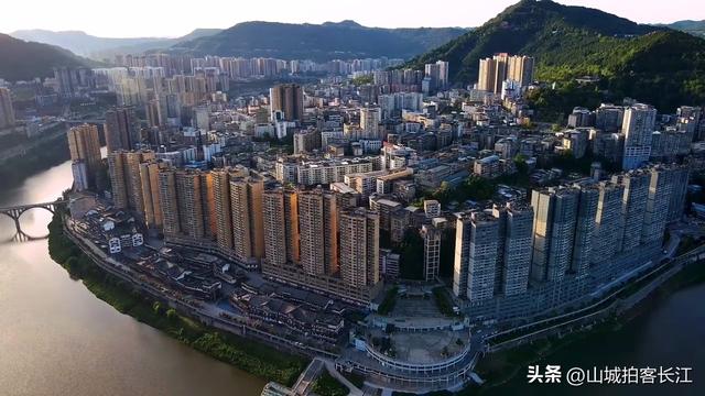 四川城建风貌宛如重庆的山区县，城区人口超26万，拥有8处4A景区