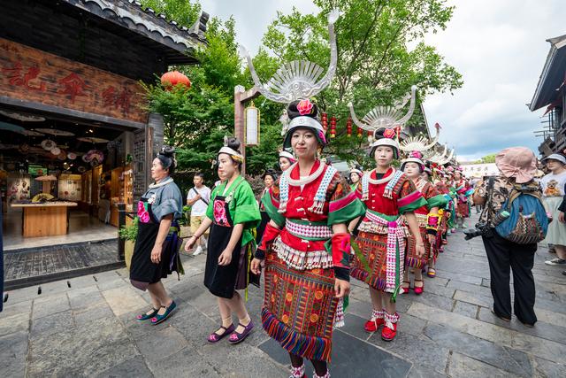 云上丹寨寻非遗：一场与蜡染、古纸和斗鸡的美食之旅